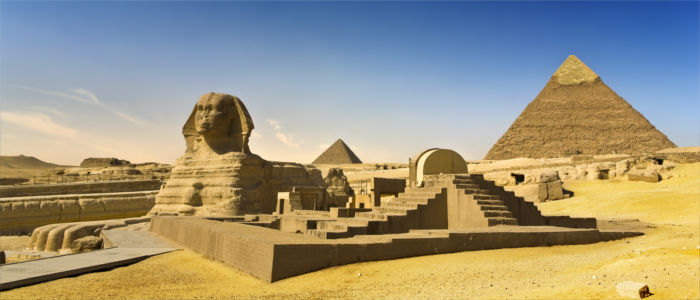 Sphinx von Gizeh mit Cheops Pyramide in Ägypten