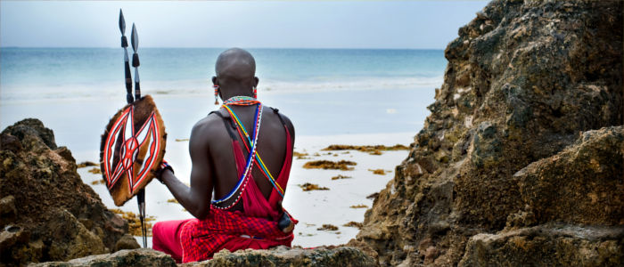 Ein Massai am Strand in Afrika