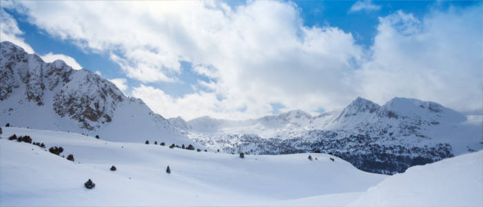 Die schneebedeckten Pyrenäen - Andorras
