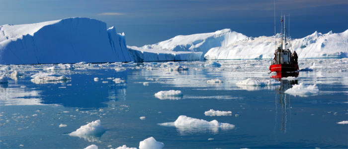 Mit dem Schiff durch das Polarmeer