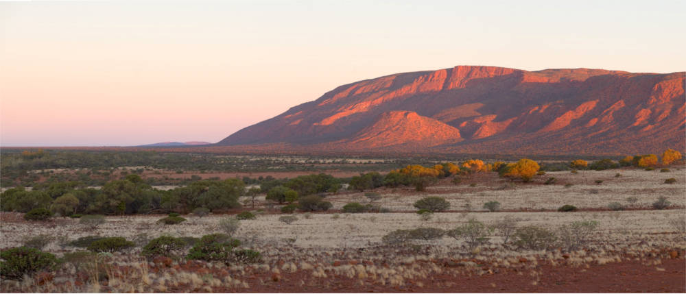 Berühmter Felsen im Golden Outback