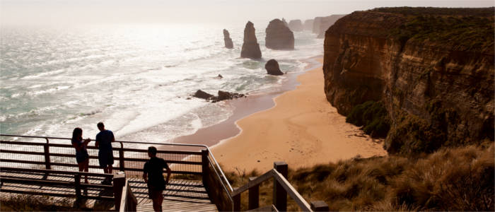 Touristen bei den Zwölf Aposteln - Great Ocean Road