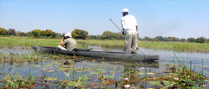 Safari mit Einbaum-Boot in Botswana