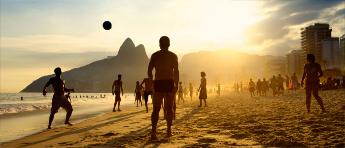 Fußball spielen am Strand in Brasilien