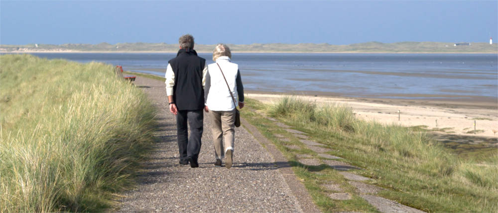 Paar beim Spazieren auf Sylt