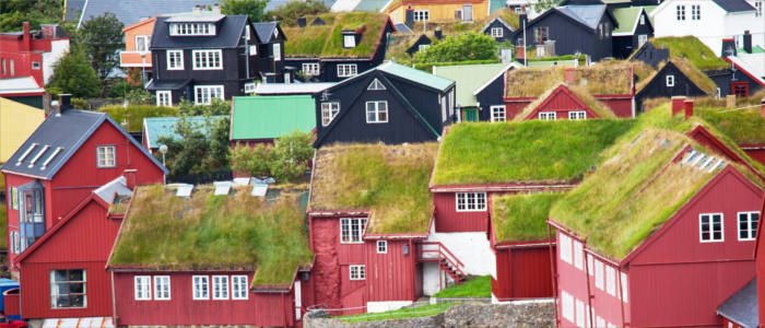 Färöers bewachsene Häuserdächer