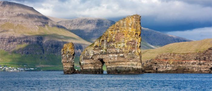 Bizarre Felsen vor Färöer