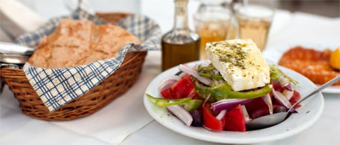 Griechischer Bauernsalat mit Brot