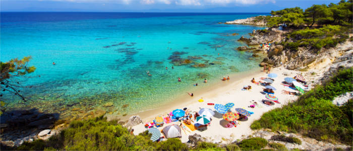 Strand mit glasklarem Wasser in Chalkidiki