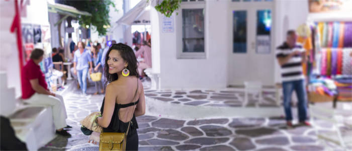 Frau schlendert durch die Altstadt der Chora auf Mykonos