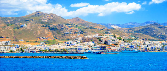 Stadt und Berge auf Paros