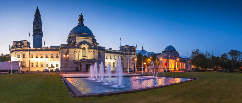 Cardiff Rathaus bei Nacht