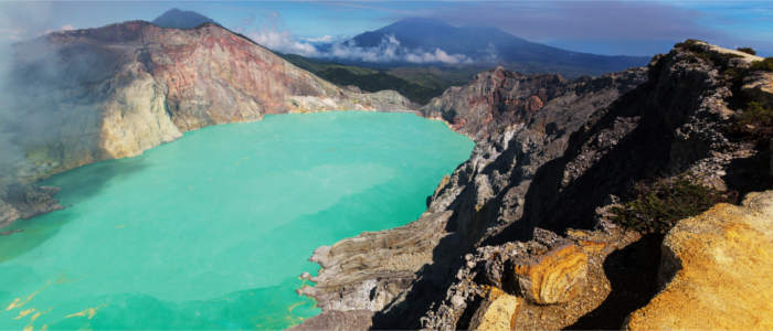 Farbenprächtige Kraterseen in Indonesien