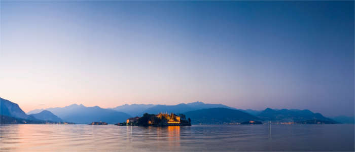 Der Lago Maggiore in der Abenddämmerung