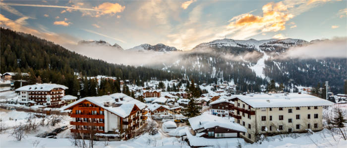 Winterliches Dorf in den Dolomiten