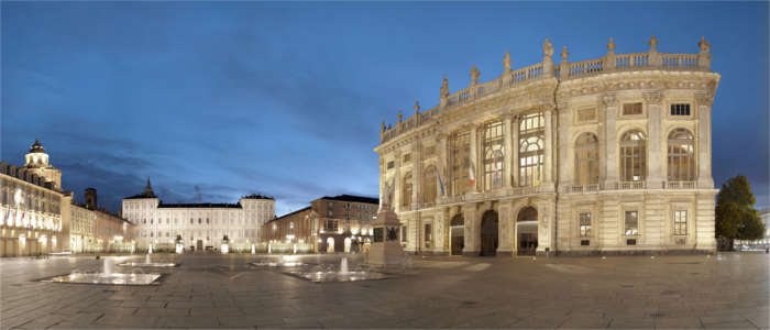 Platz mit Palästen in Turin