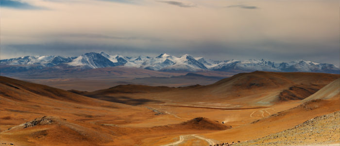 Berge und weite Ebene in der Mongolei