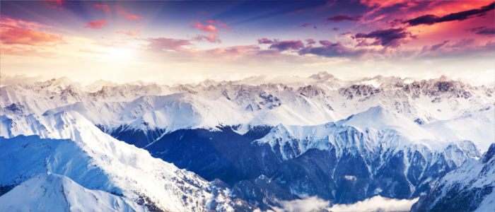 Die Berggipfel der Alpen bei Sonnenschein