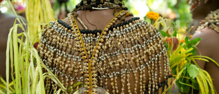 Traditioneller Perlenschmuck in Papua-Neuguinea