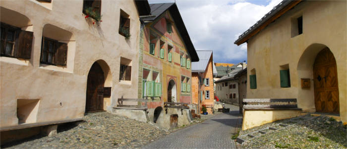 Typische Häuser im Engadin in Graubünden