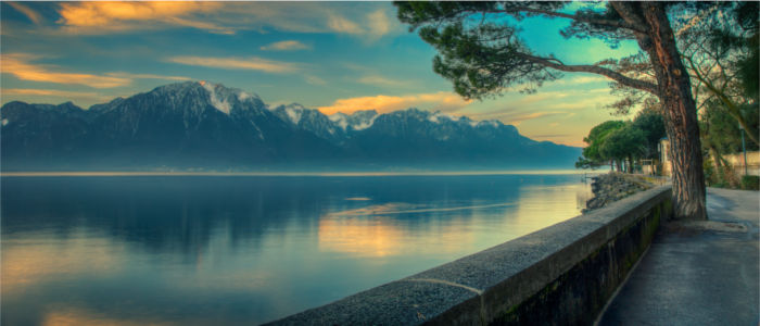 Genfersee mit Blick auf die Alpen