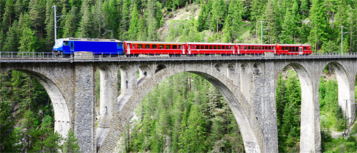 Zug fährt über eines von vielen Viadukten