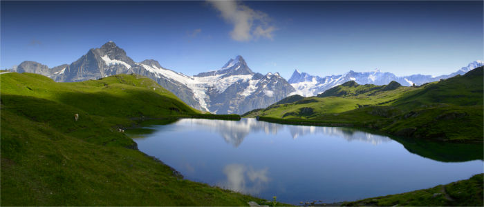 Berner Alpen mit See