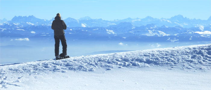 Skifahrer Blick von den Jura-Bergen zu den französischen Alpen