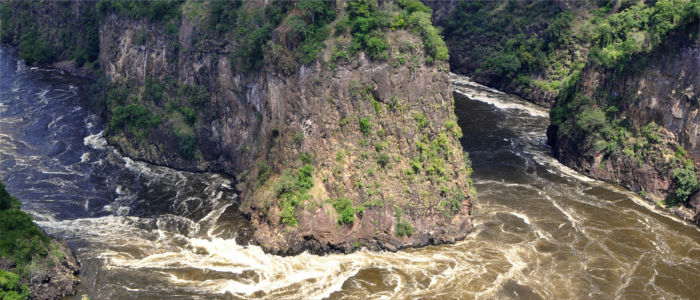Sambesi Fluss zwischen steilen Hängen