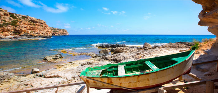 grünes Boot auf Formentera