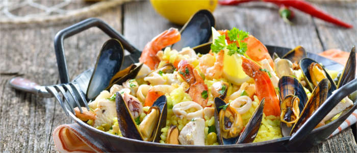 Gemische Paella aus Fleisch und Garnelen