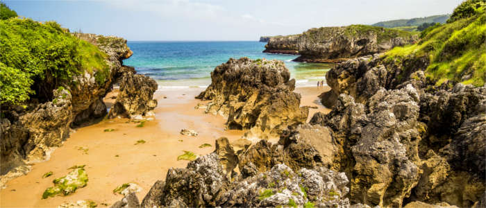 Felsiger Strand an der Costa Verde