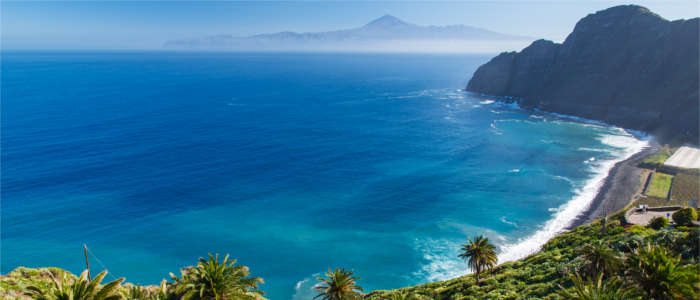 Strand auf La Gomera mit Ausblick auf Teneriffa