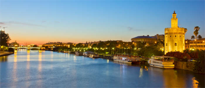 Bekannter Turm am Fluss Guadalquivir