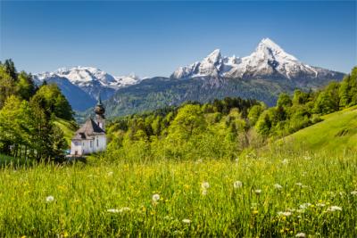 Kirche und Watzmann-Massiv