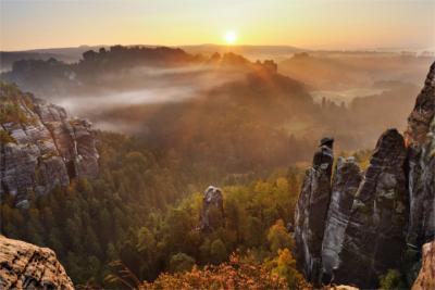 Sonnenaufgang im Elbsandsteingebirge