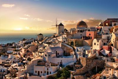 Santorini mit typischer Windmühle der Kykladen