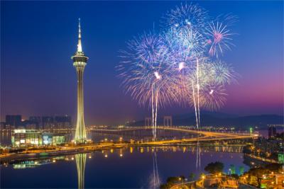 Macao bei Nacht mit Feuerwerk