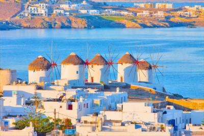 Die typischen Windmühlen auf Mykonos