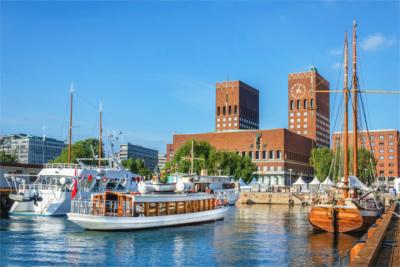 Hafen und Rathaus in Oslo