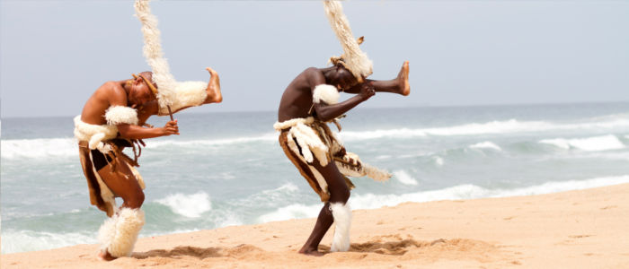Zulu Tänzer am Strand von Südafrika