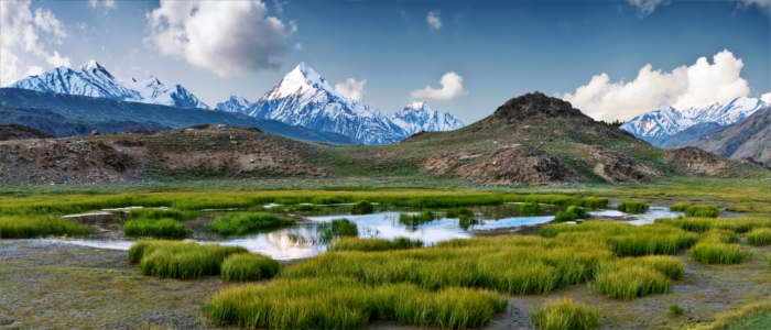 Sommerliche Seen in der tibetischen Bergwelt
