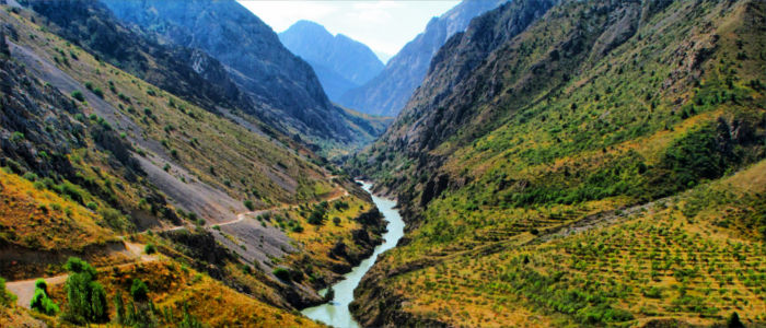 Fluss im Gebirge in Usbekistan